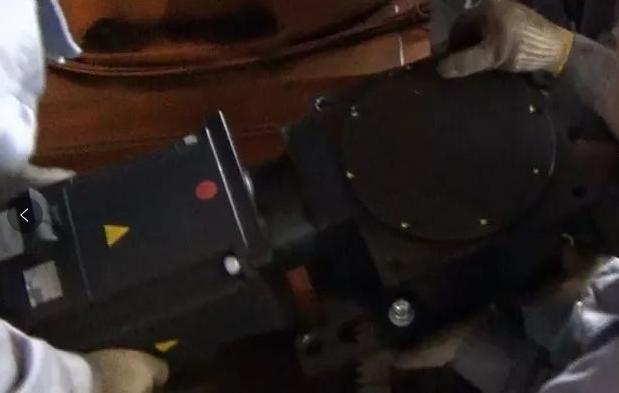 放入齒輪箱的時(shí)候，保證馬達(dá)側(cè)要抬高點(diǎn)，保證斜齒輪之間的嚙合更順暢